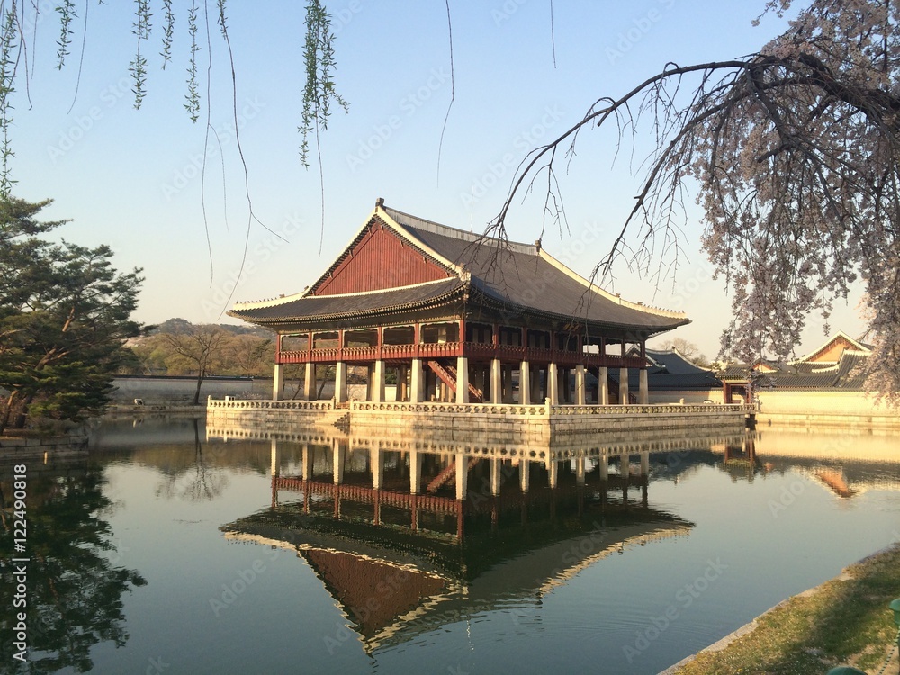 Fototapeta premium Water reflection of Gyeongbokgung Palace