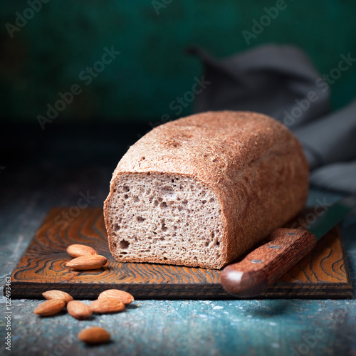 Foto Gluten free loaf bread made with almond and coconut flour, selective focus