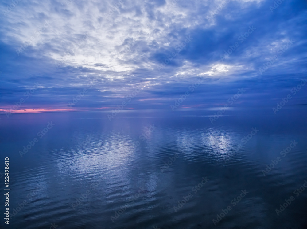Fototapeta premium Blue dusk over ocean