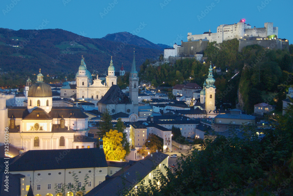 Obraz premium The old town of Salzburg from the Mönchsberg