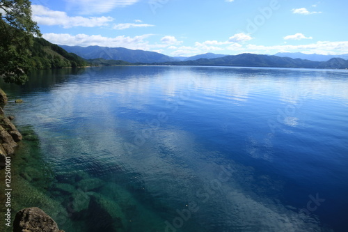 透きとおる水が美しい田沢湖 © oxkinaxwa