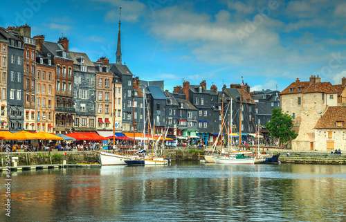 Canvas Print Traditional houses and boats in the old harbor,Honfleur,France