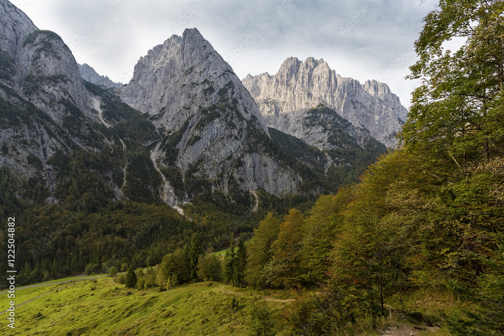 Der Wilde Kaiser Gebirgszug in Tirol, Österreich, im Herbst