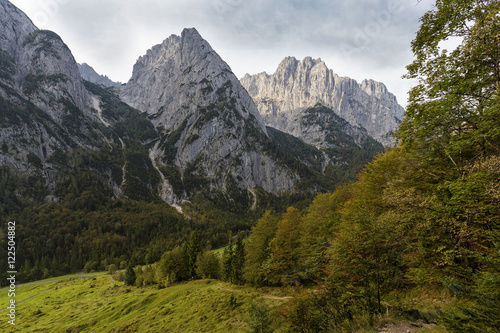 Der Wilde Kaiser Gebirgszug in Tirol, Österreich, im Herbst
