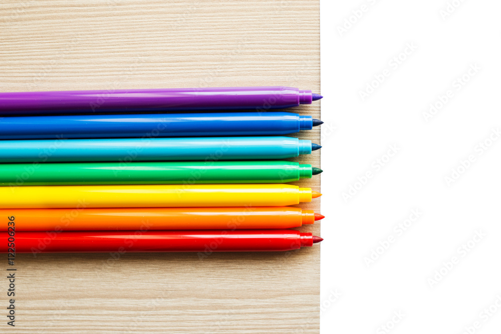 Obraz premium Colored felt-tip pens with paper