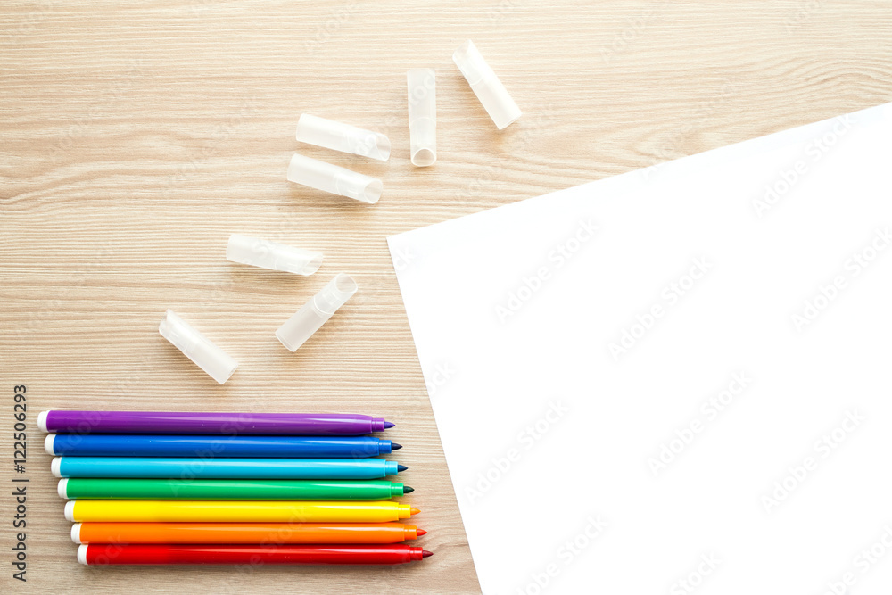 Obraz premium Colored felt-tip pens with paper
