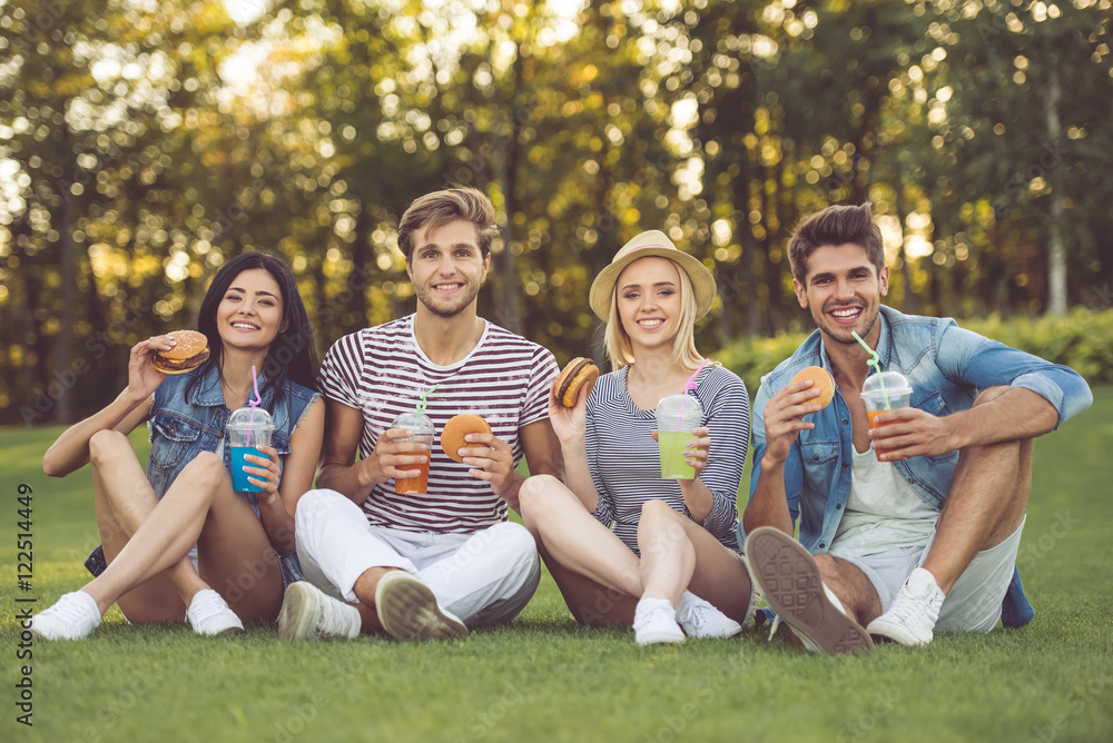 Fototapeta premium Friends resting in park