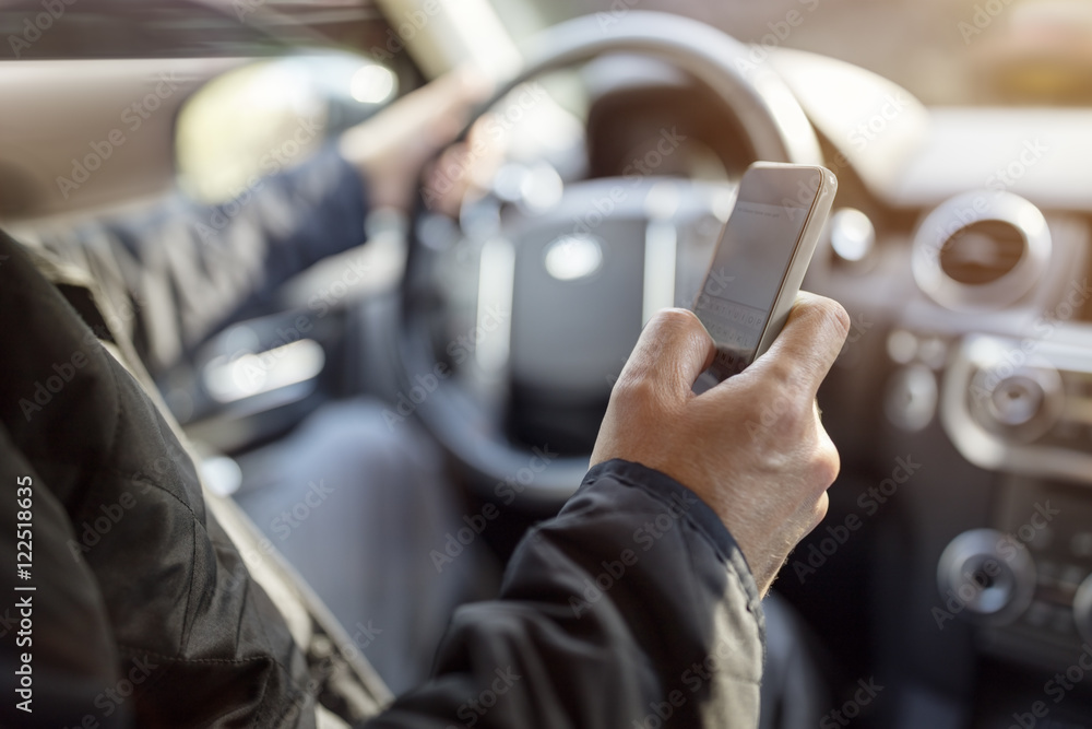 Fototapeta premium SMS-y podczas jazdy przy użyciu telefonu komórkowego w samochodzie