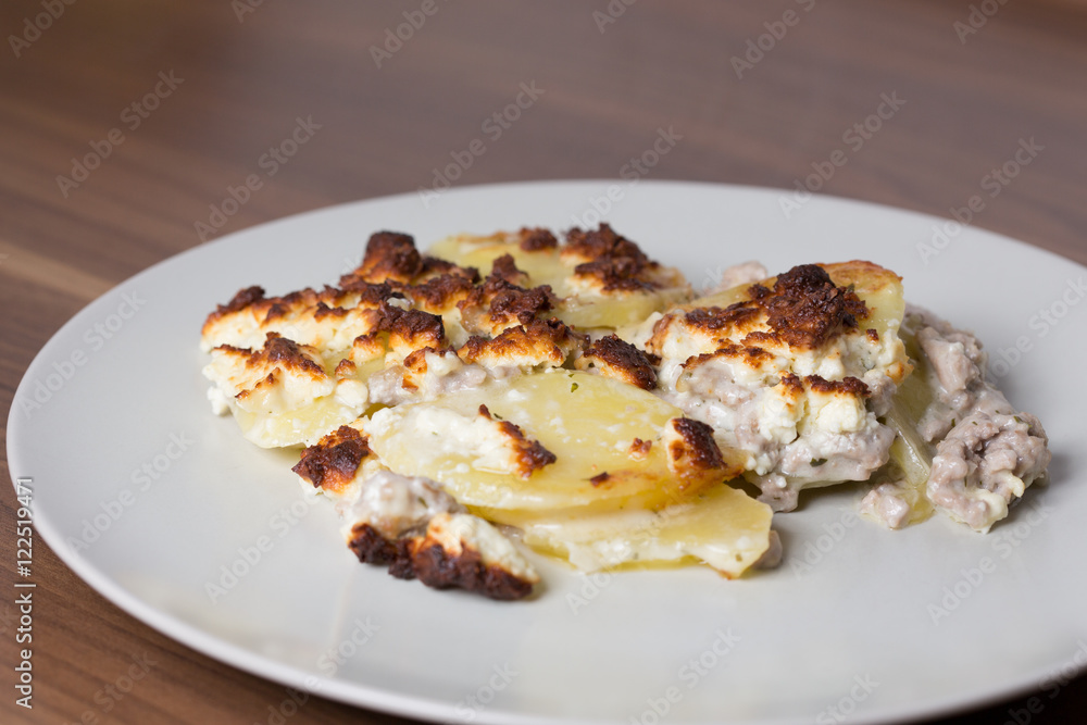 leckerer warmer Hackfleisch-Schafskäse-Auflauf leckerer warmer Hackfleisch-Schafskäse-Auflauf