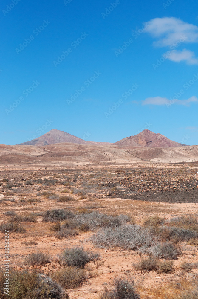 Fuerteventura, Isole Canarie: il paesaggio dell'isola con le montagne e la terra rossa il 31 agosto 2016 Fuerteventura, Isole Canarie: il paesaggio dell'isola con le montagne e la terra rossa il 31 agosto 2016