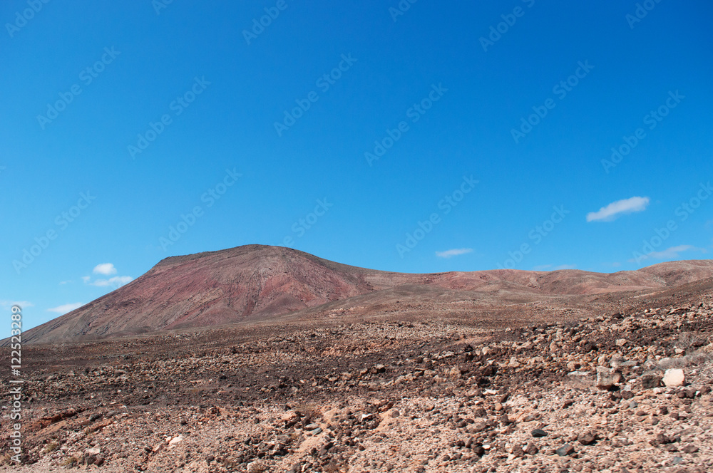 Fuerteventura, Isole Canarie: il paesaggio dell'isola con le montagne e la terra rossa il 31 agosto 2016