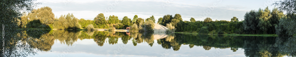 Spiegelung an einem See im Unterallgäu - Panorama
