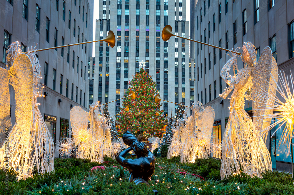 Naklejka premium Słynna świąteczna dekoracja z aniołami i choinką, NYC
