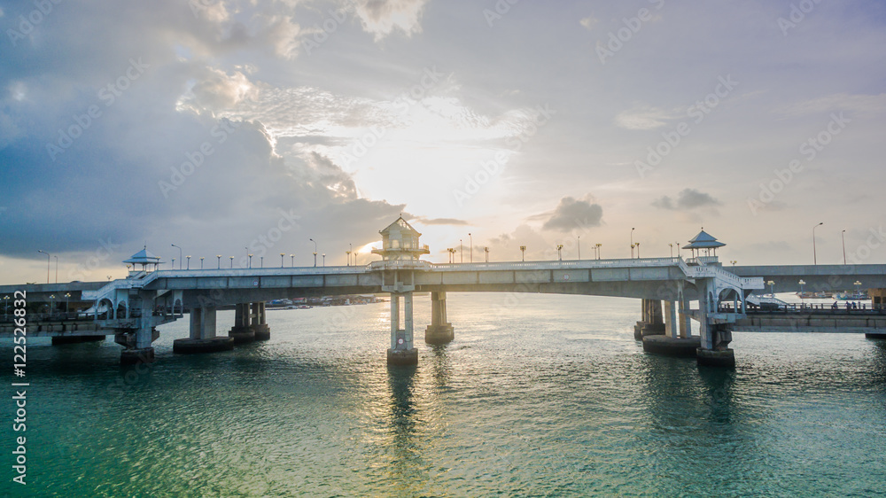 Obraz premium Sarasin Bridge, the bridge is the most important in making businesses. From the provinces to Phuket Has traded a lot of money. This bridge linking the province of Phang Nga.