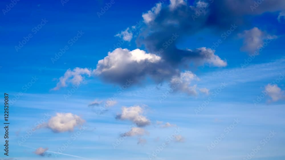 Blauer Abendhimmel mit schönen weissen Wolken