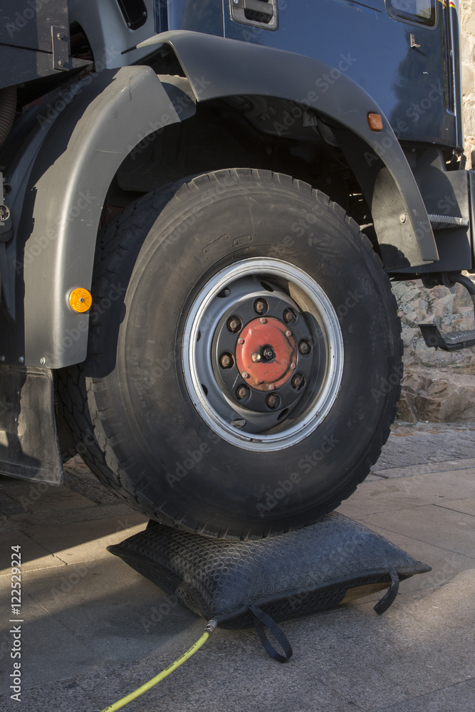 high wheel truck with an air bag for repair
high wheel truck with an air bag for repair