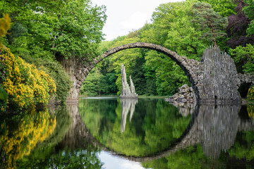 Papier peint photo Le Rakotzbrücke Pont Rakotz reflet mystique en forêt  © Ralf Kaiser