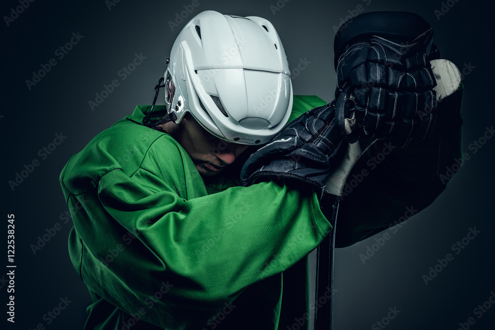 Naklejka premium Hockey player holds gaming stick.