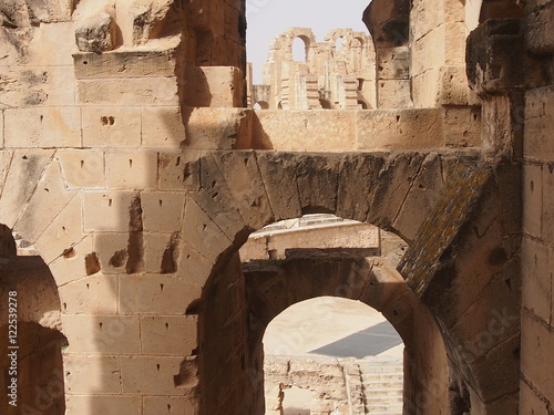 хорошо сохранившийся амфитеатр в Эль Джеме