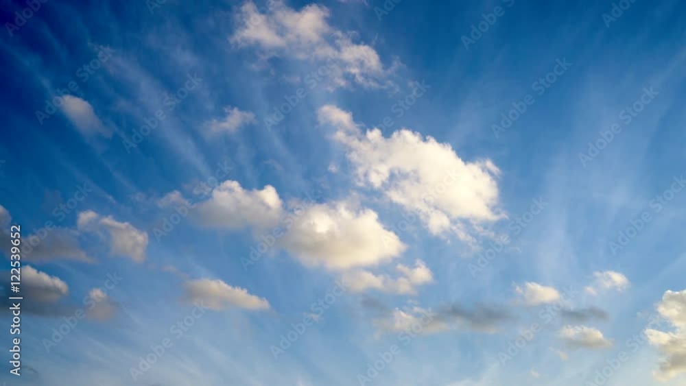 Blauer Abendhimmel mit schönen weissen Wolken