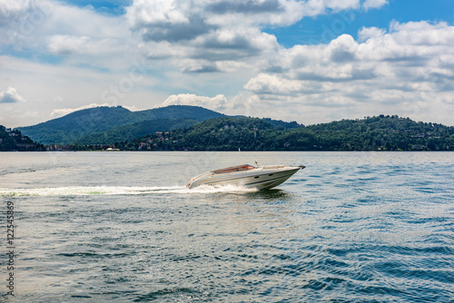Speedboot ohne Fahrer auf Lago Magiore