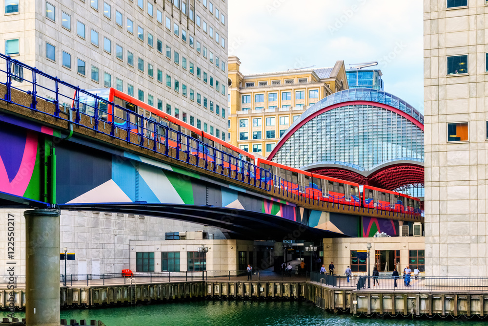 Obraz premium Docklands Light Railway in Canary Wharf, London