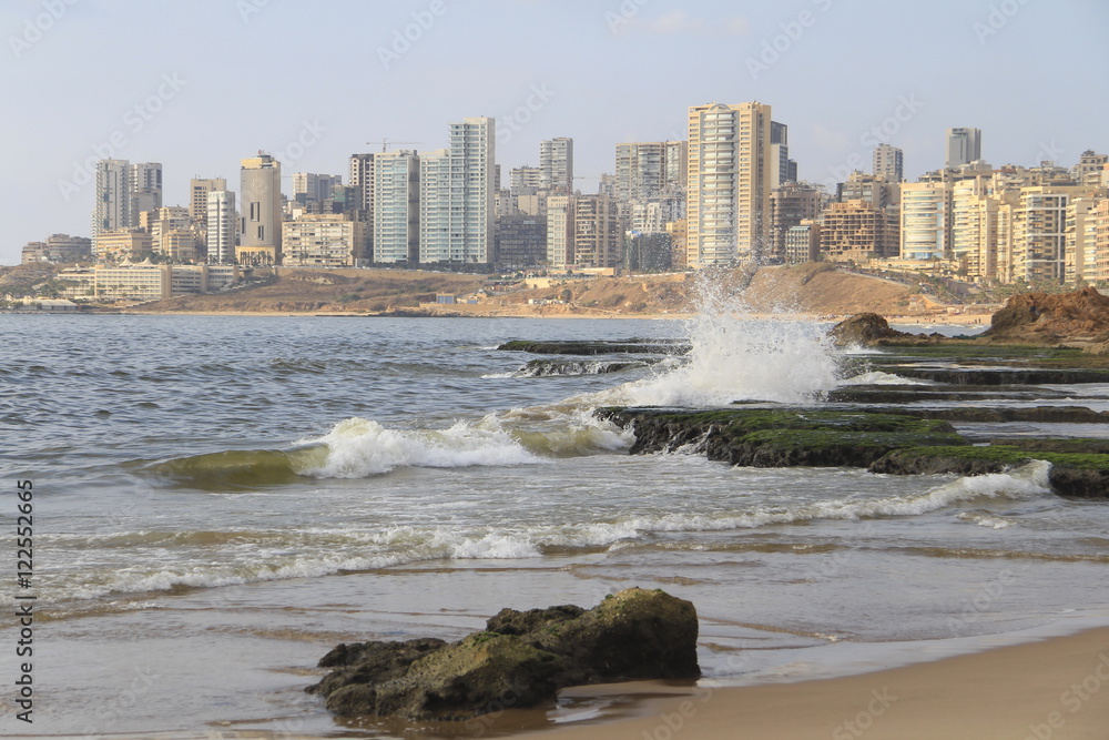 Fototapeta premium widok z morza na wybrzeżu Bejrutu