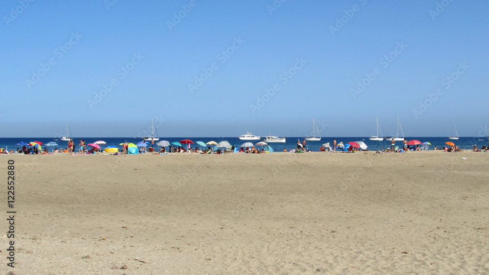 Turisti in spiaggia all'orizzonte