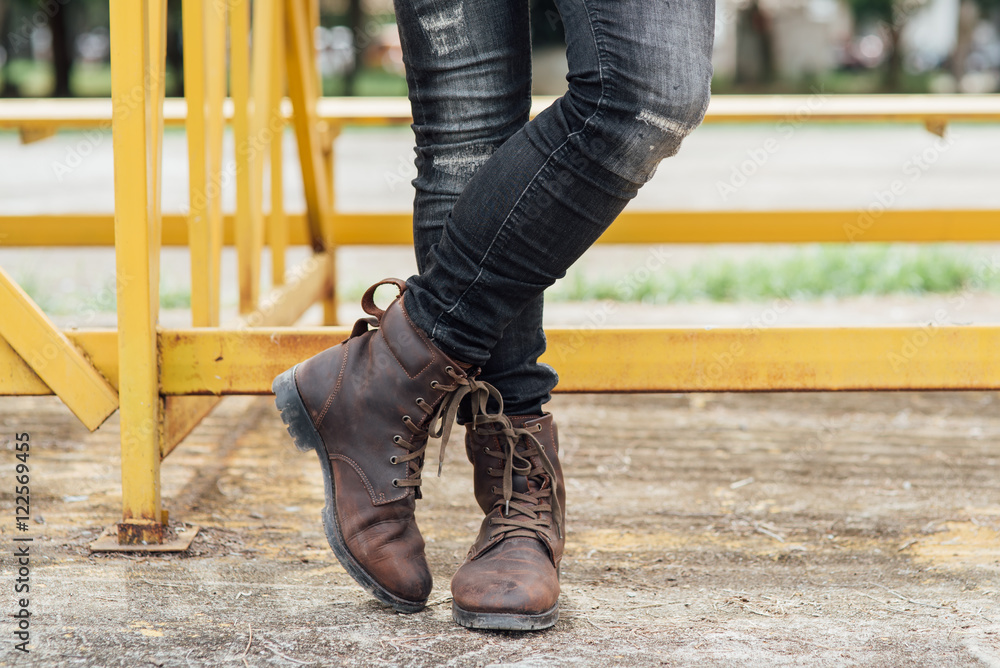 mens brown boots with jeans