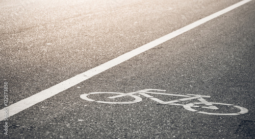 Fotografia bike lane in evening sunlight