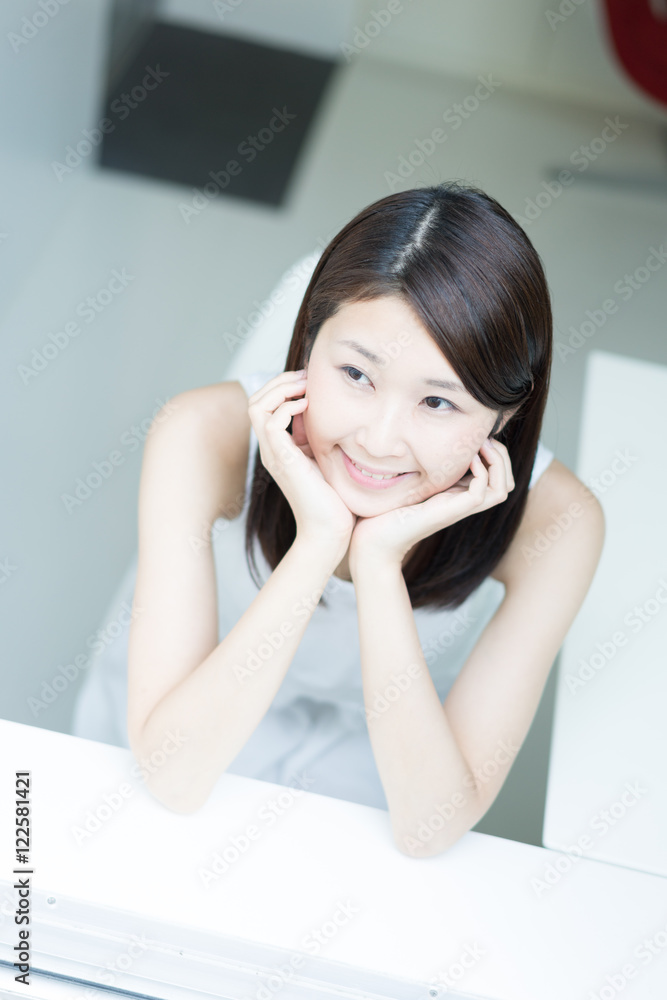 考える女性 考える女性