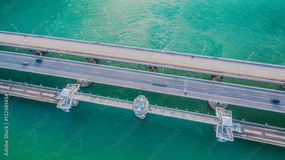 Sarasin Bridge, the bridge is the most important in making businesses. From the provinces to Phuket Has traded a lot of money. This bridge linking the province of Phang Nga.