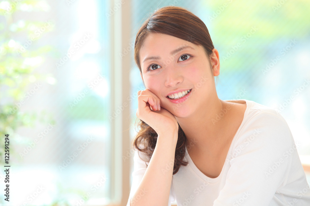 笑顔の若い女性 笑顔の若い女性