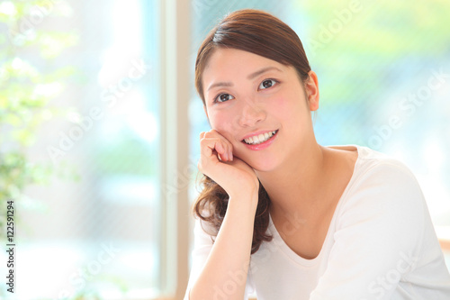 Wallpaper Mural 笑顔の若い女性 Torontodigital.ca