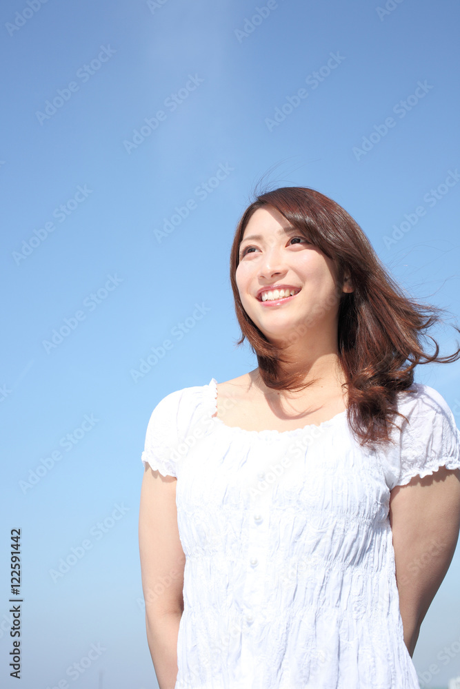 青空と若い女性 青空と若い女性