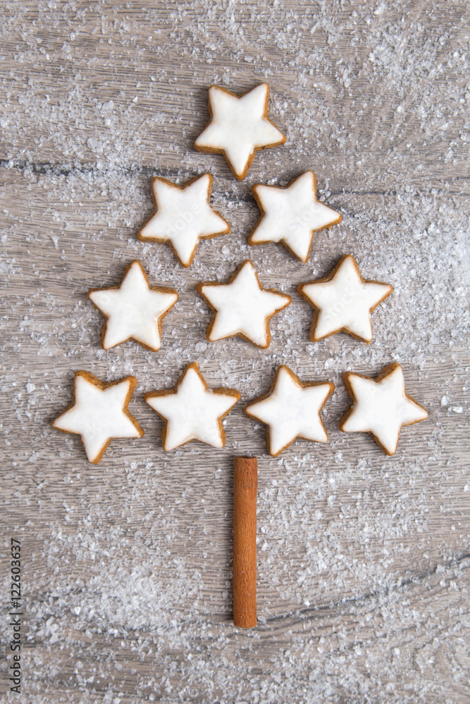 Weihnachtsbaum aus Zimtsternen Weihnachtsbaum aus Zimtsternen