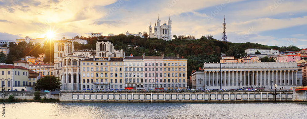 Naklejka premium Cloudy sunset over Vieux Lyon