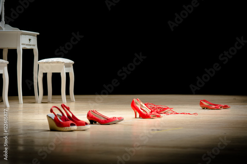 Scarpe rosse su un palco, simbolo della violenza sulle donne photo