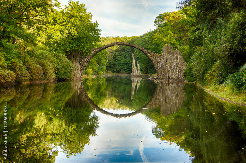 Romantyczny most Rakotzbrucke w Gablenz w Niemczech - obrazy, fototapety, plakaty 