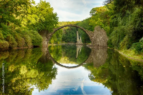 Obraz Romantyczny most Rakotzbrucke w Gablenz w Niemczech