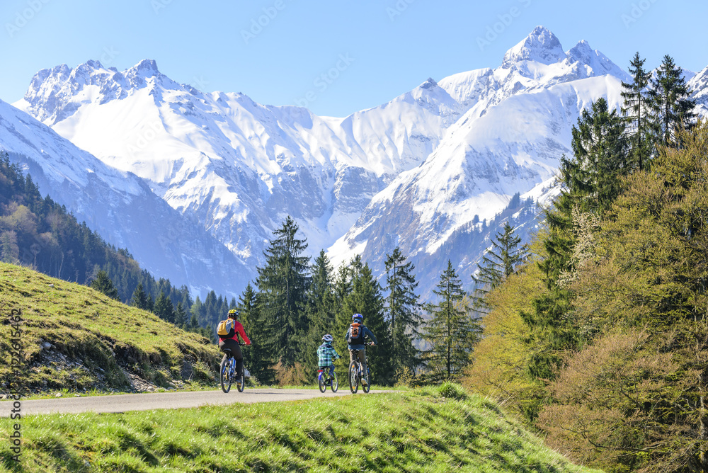 Ausflug mit dem Fahrrad in den Bergen