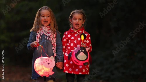 Kinder mit Laterne