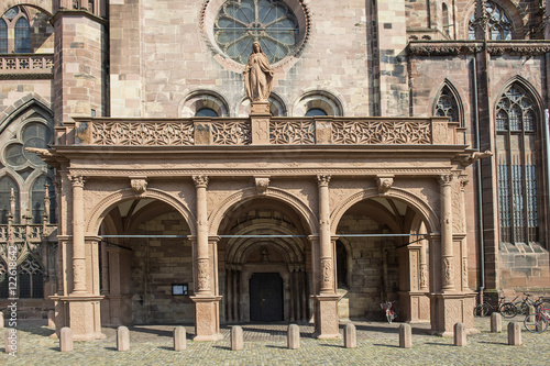 Seitliche Vorhalle am Münster von Freiburg im Breisgau, Deutschland photo