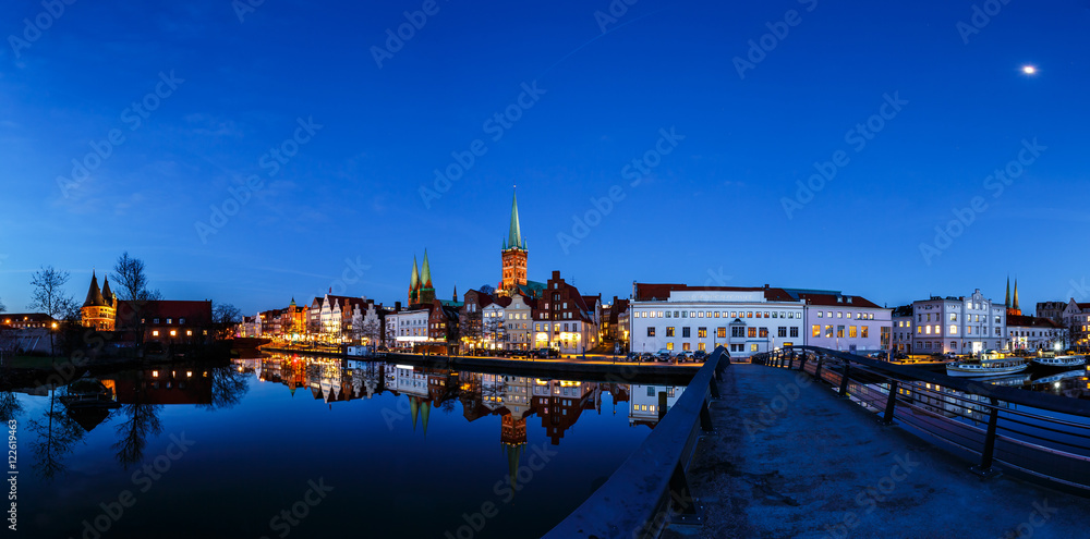Naklejka premium Blaue Stunde mit der Historischen Altstadt.