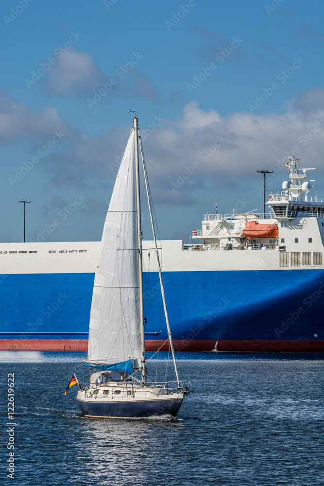 Naklejka premium Segelschiff im Hafen von Travemünde