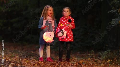 Kinder mit Laterne