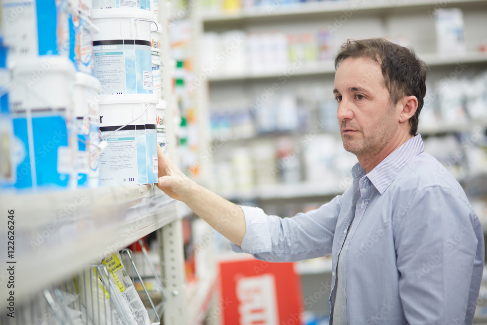 Obraz na plátně Man shopping  in hardware store