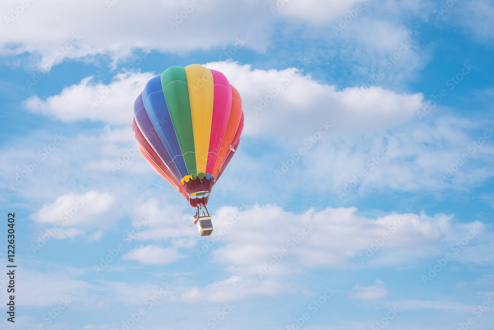 Fototapeta premium Balon na gorące powietrze z chmury na tle niebieskiego nieba