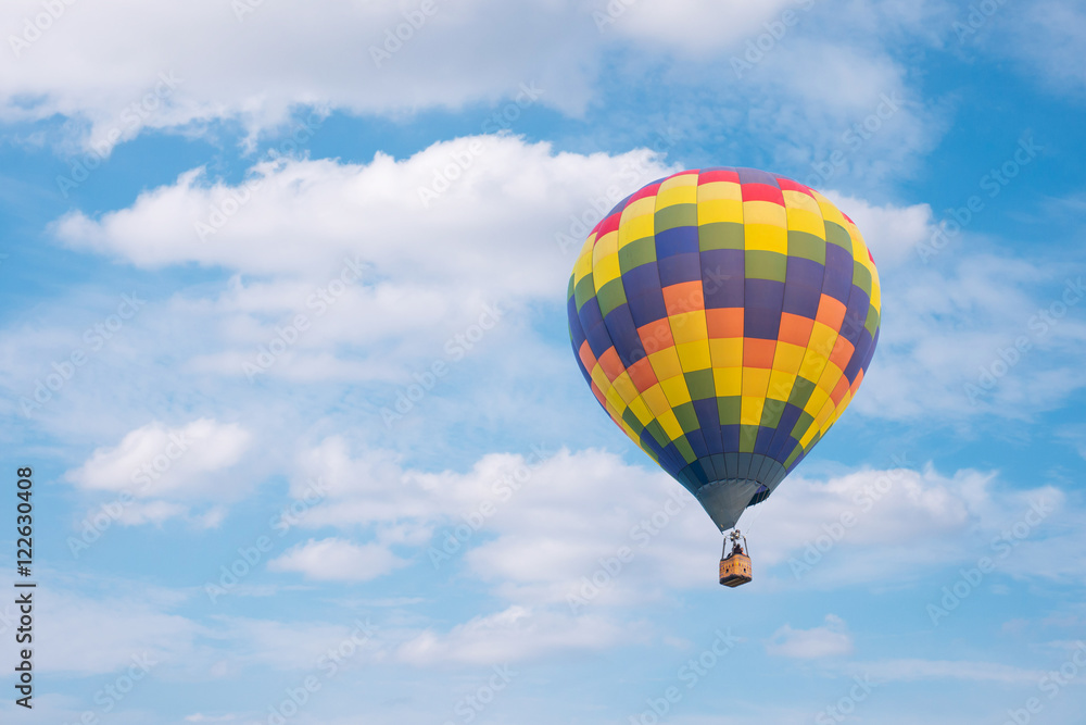 Naklejka premium Hot air baloon with clouds blue sky background