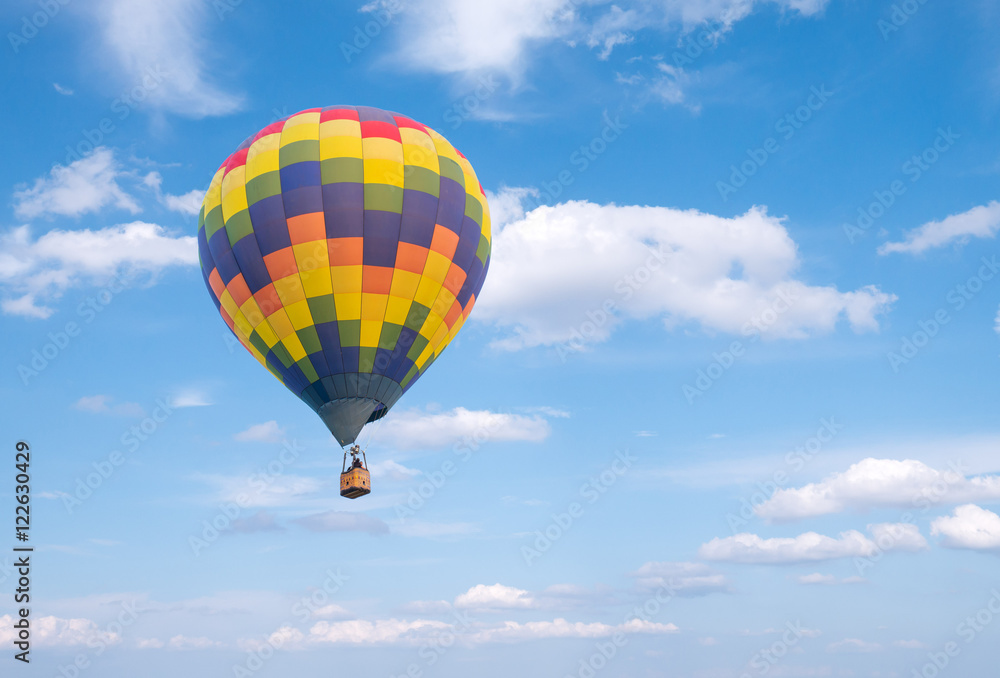 Obraz premium Hot air baloon with clouds blue sky background